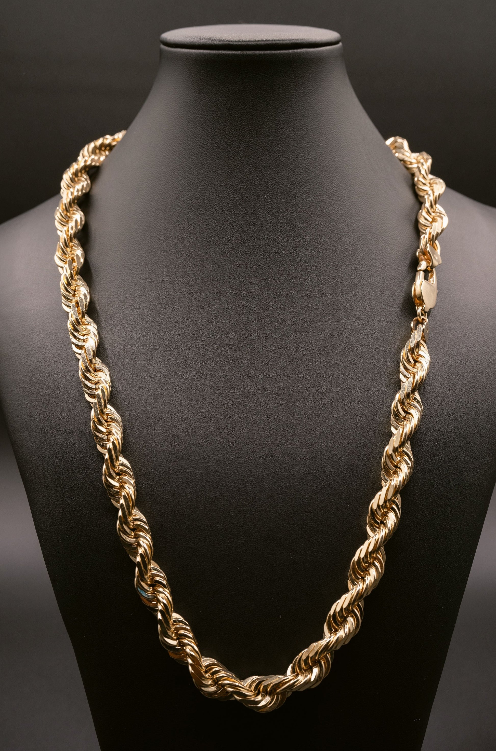 14 k yellow gold chain on showcase