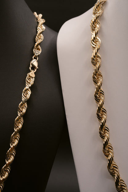 14k yellow gold chain close-up