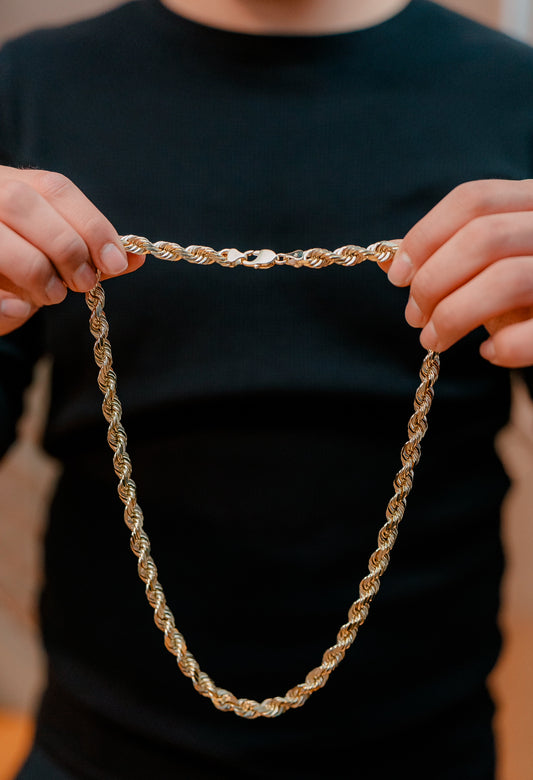 A Stylish Yellow Gold Rope Chain 31