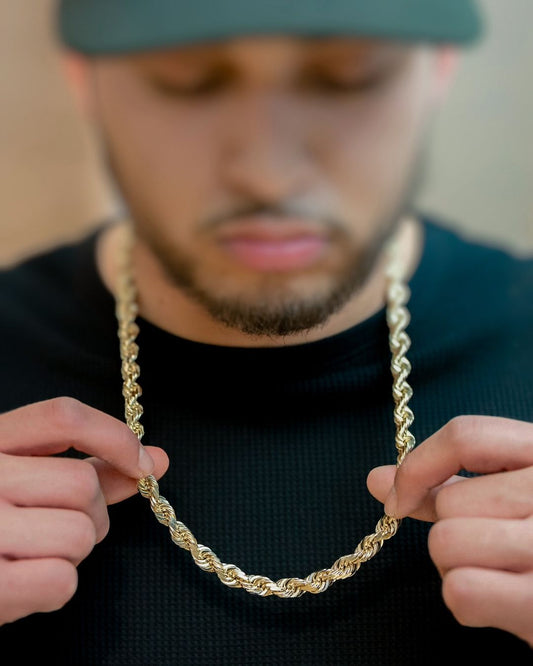 Man Wearing Thick Yellow Gold Rope Chain 35