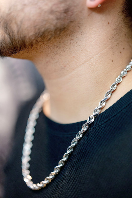 Man Wearing White Gold Rope Chain 8